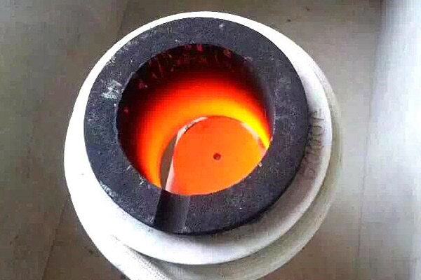 贵金属熔炼炉，它是一种采用中频绿巨人网站入口加热设备的环保熔炼炉