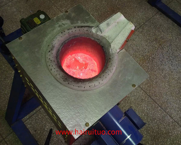 小型实验熔炼炉，特别是用于熔炼铜的中频电炉，是实验室或小规模生产环境中常用的设备