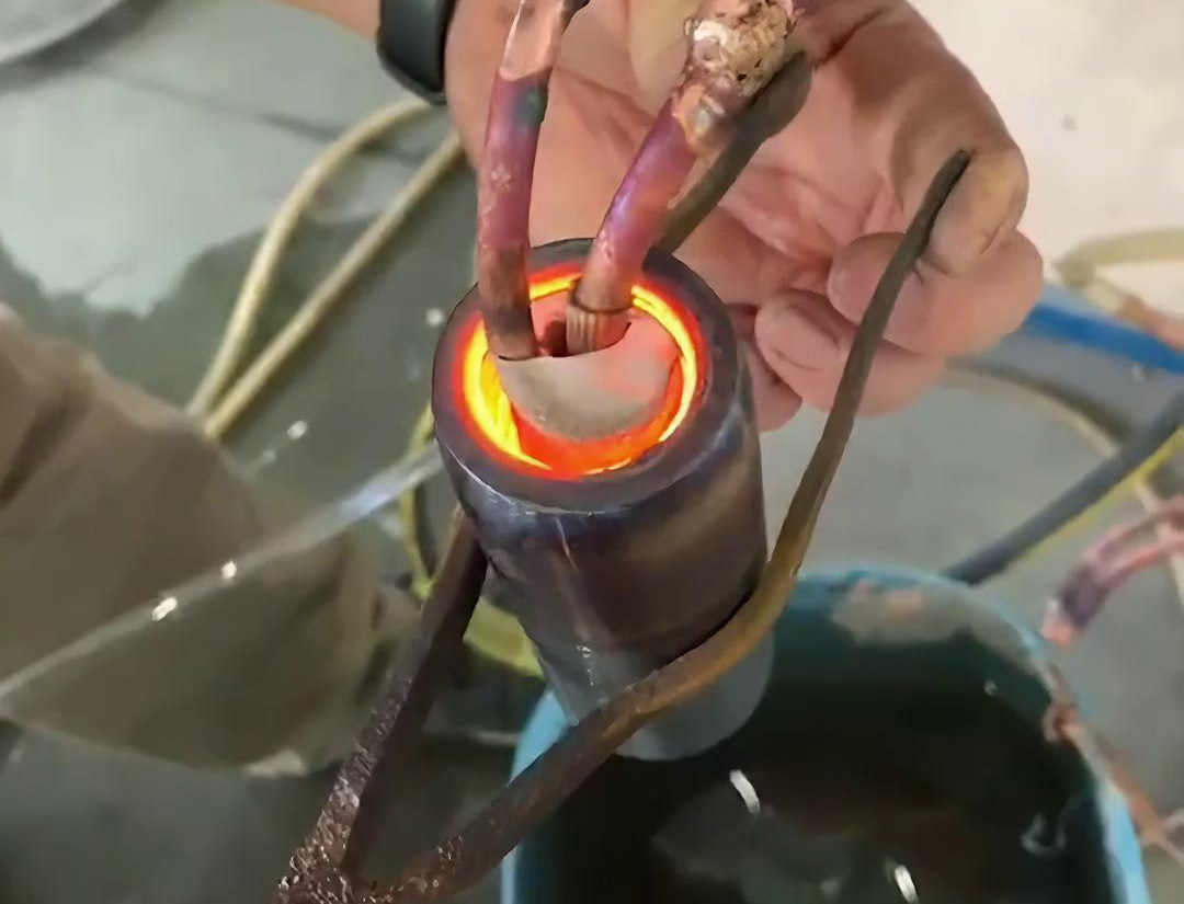 绿巨人黄视频下载高频淬火机：汽配配件内孔热处理的自动化解决方案(图1)