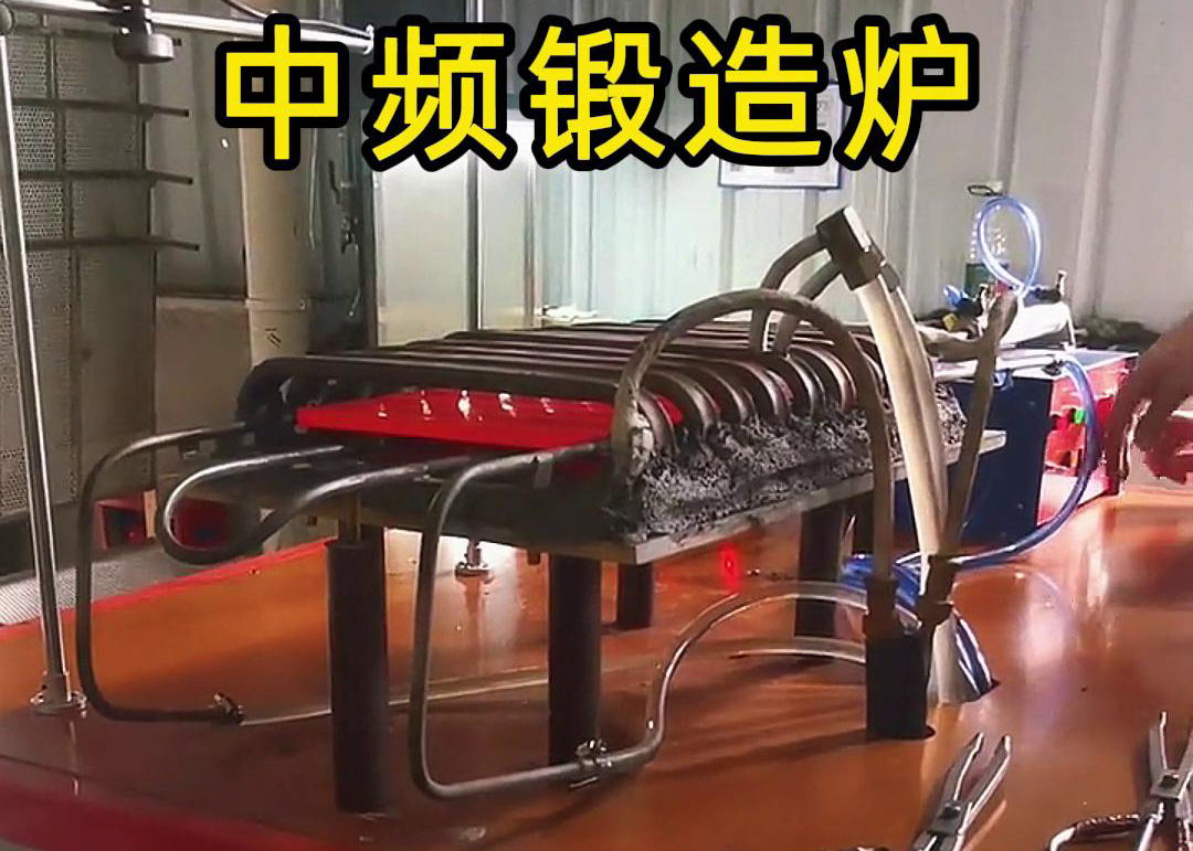 中频铜板锻造加热炉，采用绿巨人网站入口加热技术，配合送料机自动上下料