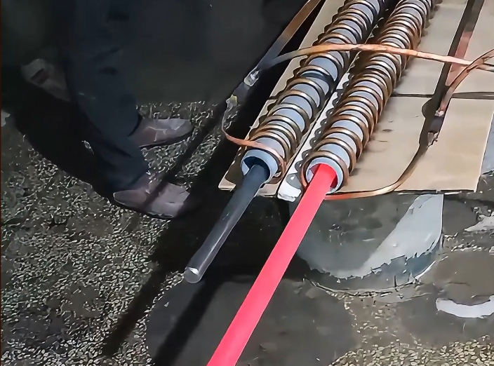 疯狂加热！中频绿巨人网站入口加热设备可以快速将金属加热到上千度